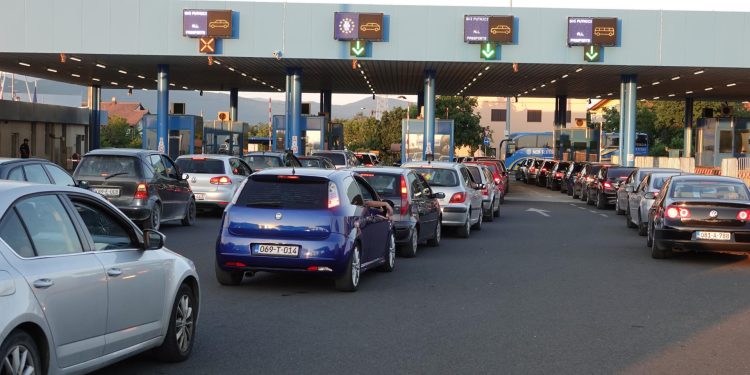 Slobodna Dalmacija – Ovako izgleda poznati granični prijelaz s BiH za vikend, nepregledne su kolone. Zašto? Razlog je bizaran, do susjeda je