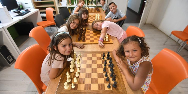 Ika Ninčević i Antea Petričić državne su prvakinje u šahu! Dolaze iz zadarskog Caspera, evo u čemu je tajna njihovog uspjeha u radu s djecom