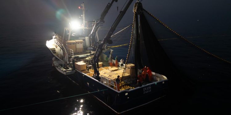 Slobodna Dalmacija – Ribarili smo čitavu noć, smetali po brodu, i nismo pitali di se ide. A naučili smo i ostala pravila kontra loše sreće