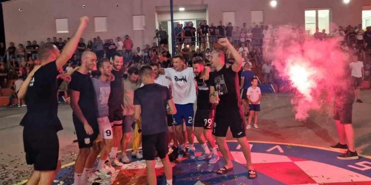 Caffe bar Čevulja Vukšić pobjednik 20. jubilarnog malonogometnog turnira. Nakon finala vatromet i fešta uz Sinove Hercegovine