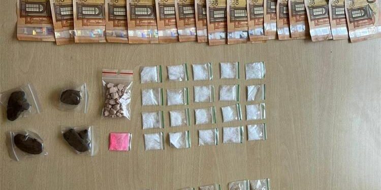 Policija uhitila dilera koji je ‘operirao’ u Tisnom. U pokušaju bijega udario policajca, evo što su mu sve našli u apartmanu