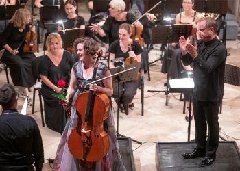 Harmonija violončela Monike Leskovar i DSO pod ravnanjem Sebastiana Langa-Lessinga u prepunom Dvoru
