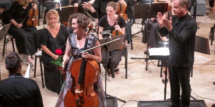 Harmonija violončela Monike Leskovar i DSO pod ravnanjem Sebastiana Langa-Lessinga u prepunom Dvoru