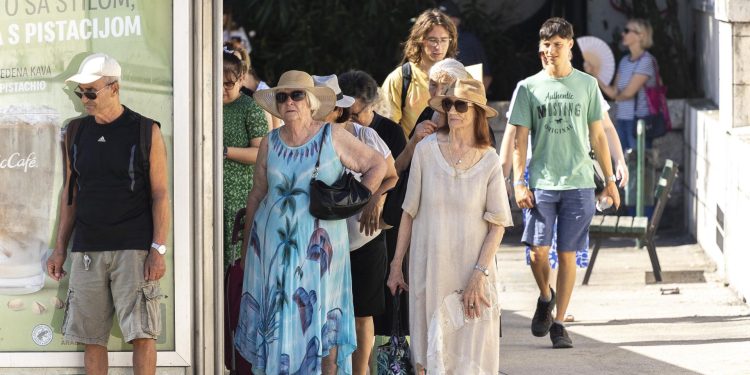 Slobodna Dalmacija – Split je postao pećnica na otvorenom! Pakleni tjedan vadi dušu iz ljudi, diše se na škrge, a nije ni turistima lako…