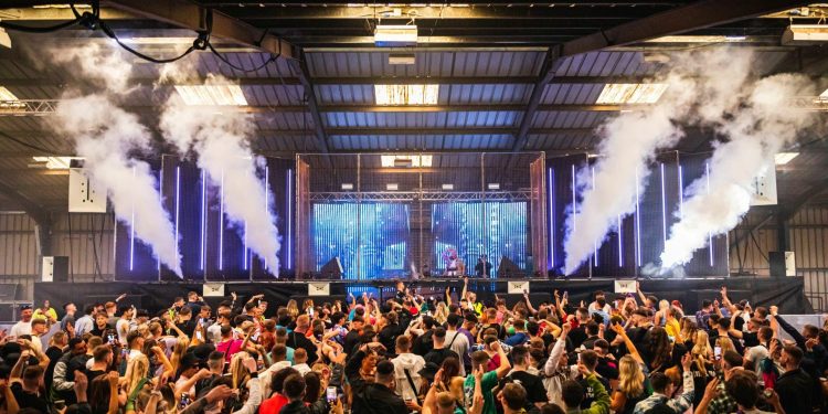 Stotine “partijanera” iz cijelog svijeta počelo je stizati u zadarsku Zračnu luku: britanski festival elektronske glazbe ima svoje premijerno izdanje!