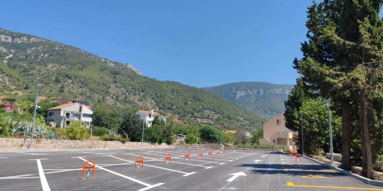 Slobodna Dalmacija – Spas za goste; popularna otočka destinacija dobila novi javni parking preko ljeta. Doznali smo cijene parkiranja…