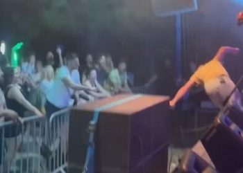 Slobodna Dalmacija – Mile Kekin pao s pozornice na Martinskoj, pojavila se snimka nemilog događaja