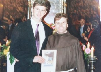 Slobodna Dalmacija – Fra Mile, svećenik heroj čije tijelo počiva u franjevačkoj grobnici u Splitu. Čuvao Tuđmana, bio kum Draganu Primorcu…