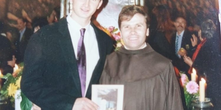 Slobodna Dalmacija – Fra Mile, svećenik heroj čije tijelo počiva u franjevačkoj grobnici u Splitu. Čuvao Tuđmana, bio kum Draganu Primorcu…