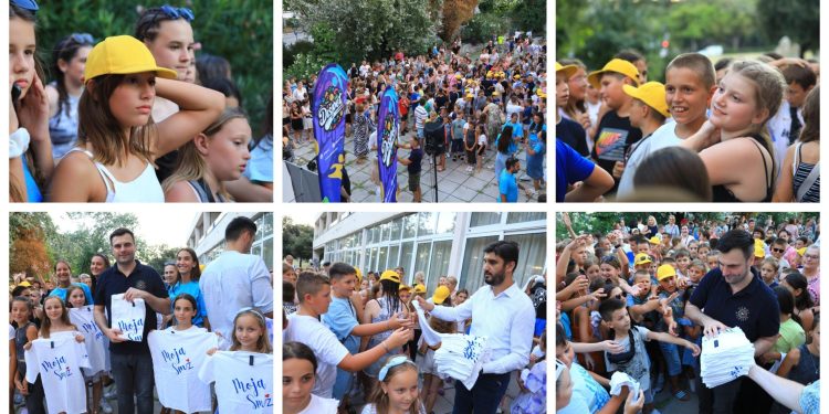 Slobodna Dalmacija – U Split stigli učenici iz Sisačko-moslavačke županije. Ovdje će provesti ljeto, kupati se i družiti s malenim Splićanima