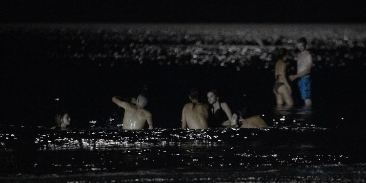 Slobodna Dalmacija – Splićani u borbi s nesnosnim vrućinama sve kasnije odlaze na more; ‘Prije 18 sati uopće nema smisla dolaziti’