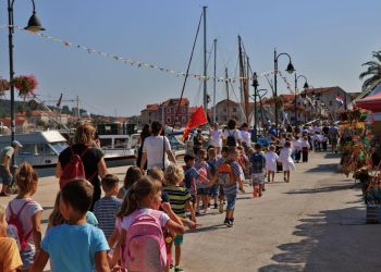 Slobodna Dalmacija – Predstavljena poznata manifestacija u Starom Gradu; organizatori otkrili bogat program. Nastupa i naša poznata diva