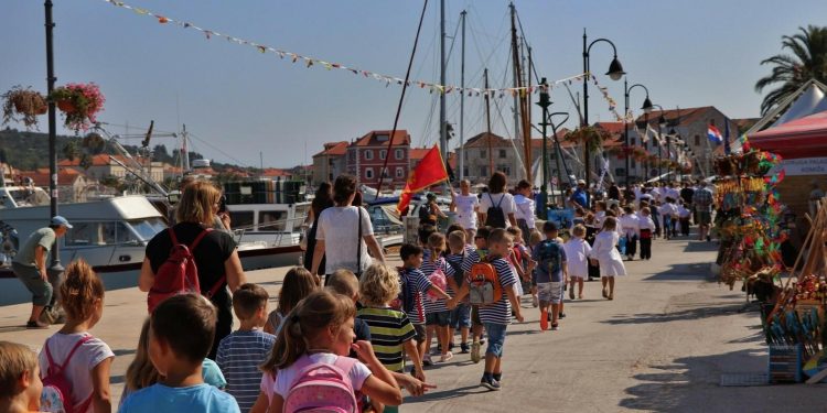 Slobodna Dalmacija – Predstavljena poznata manifestacija u Starom Gradu; organizatori otkrili bogat program. Nastupa i naša poznata diva