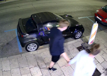 Slobodna Dalmacija – Pogledajte snimku nikad bizarnije krađe na Matejušci. Dva muškaraca hodaju držeći se za ruke, a onda ničim izazvani…