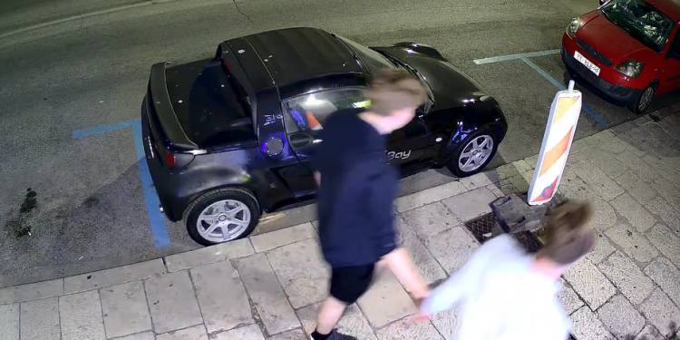 Slobodna Dalmacija – Pogledajte snimku nikad bizarnije krađe na Matejušci. Dva muškaraca hodaju držeći se za ruke, a onda ničim izazvani…