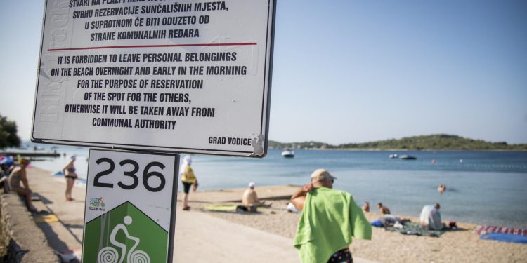 Slobodna Dalmacija – Srima kao Normandija: Šta je ovo došlo, ljudi moji, Moraš se u pet ujutro dići ako želiš mjesto na plaži uhvatiti!