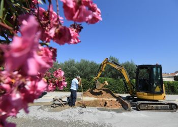 Slobodna Dalmacija – Izgradili puste bazene, nabili kuću do kuće, apartman na apartman, a danas proklinju do neba: ‘Deset dana je nema…!’
