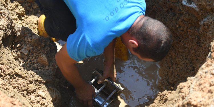 Mještani Vrsi kod Zadra već desetljećima imaju problem koji nitko ne rješava: “Pomozite nam da se umijemo i operemo kao ljudi!”