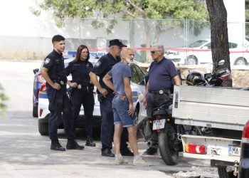 Slobodna Dalmacija – Drama u Makarskoj; stanari stali pred zaštitare, policiju i komunalce: ‘Obranit ćemo ulicu, radovi su ugrozili kuću!’