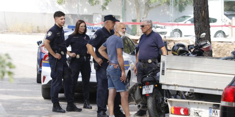 Slobodna Dalmacija – Drama u Makarskoj; stanari stali pred zaštitare, policiju i komunalce: ‘Obranit ćemo ulicu, radovi su ugrozili kuću!’