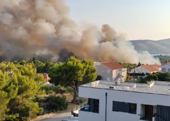 Slobodna Dalmacija – VIDEO Pogledajte trenutke kad je požar u Segetu došao tik do kuća! Snimke koje nam šalju čitatelji su zastrašujuće