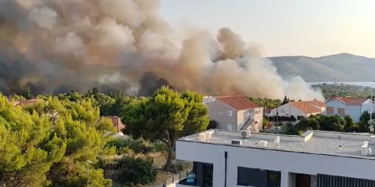 Slobodna Dalmacija – VIDEO Pogledajte trenutke kad je požar u Segetu došao tik do kuća! Snimke koje nam šalju čitatelji su zastrašujuće