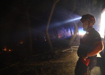 Slobodna Dalmacija – Na požarištu kod Trogira drugu noć dežuraju vatrogasci: ‘Zahvaljujući herojskoj organizaciji spriječena je katastrofa’