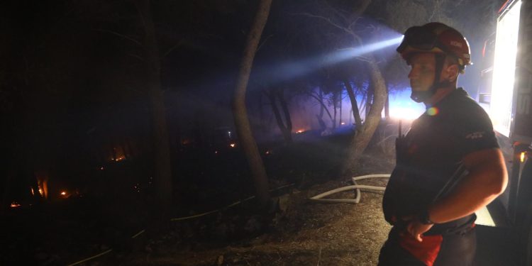 Slobodna Dalmacija – Na požarištu kod Trogira drugu noć dežuraju vatrogasci: ‘Zahvaljujući herojskoj organizaciji spriječena je katastrofa’