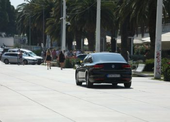 Slobodna Dalmacija – Ovo postaje sve češća pojava! Turist automobilom jutros završio na Rivi i šokirao sve prisutne