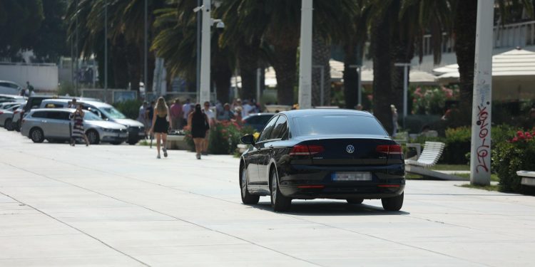 Slobodna Dalmacija – Ovo postaje sve češća pojava! Turist automobilom jutros završio na Rivi i šokirao sve prisutne