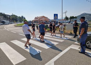 Slobodna Dalmacija – Video: Građani kod Čeveljuše šetali po zebri, negodovali zbog mogućeg puštanja na slobodu albanske vozačice…
