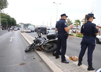 Slobodna Dalmacija – U Splitu od jutros 4 prometne nesreće; u trajektnoj luci sudarili se teretnjak i motor, jedna osoba završila u bolnici