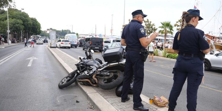 Slobodna Dalmacija – U Splitu od jutros 4 prometne nesreće; u trajektnoj luci sudarili se teretnjak i motor, jedna osoba završila u bolnici