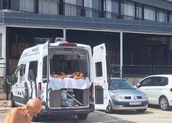 Slobodna Dalmacija – Ovaj nas je poziv bacio u ‘afan’; ispred buduće ‘Kocke’ furešti mukte kampiraju, čudesno je što su nam rekli komunalci