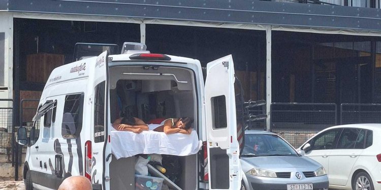 Slobodna Dalmacija – Ovaj nas je poziv bacio u ‘afan’; ispred buduće ‘Kocke’ furešti mukte kampiraju, čudesno je što su nam rekli komunalci