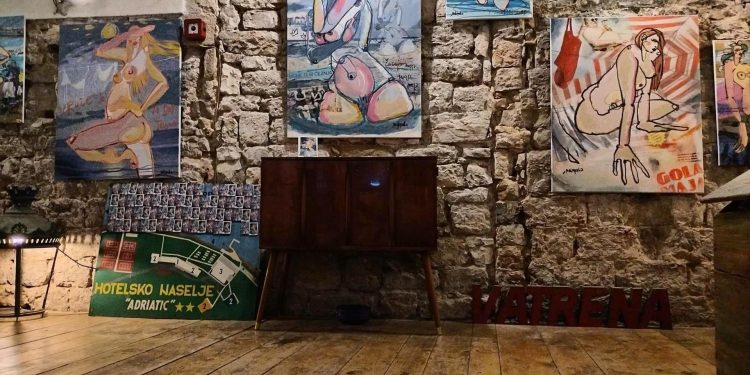 Slobodna Dalmacija – Ova poznata destinacija zabranila je toples, ali ‘Guzice i cice’ ipak vas gledaju iz svakog kantuna… Još neko vrijeme