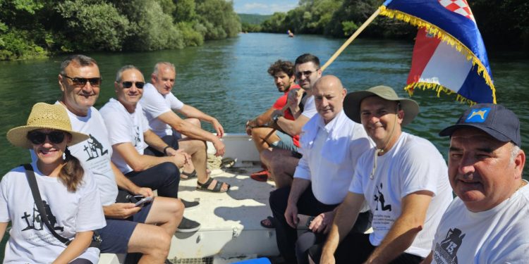 Slobodna Dalmacija – Branitelji organizirali još jedan spust Cetinom; sudjelovao i ministar: ‘Došli smo od 7 čamaca do preko 100 plovila!’