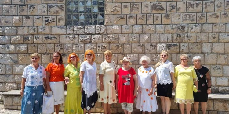 Članice etno udruge ‘Vrijedne ruke’ iz Vinkovaca posjetile Konavle i održale zanimljivu radionicu te etnoreviju