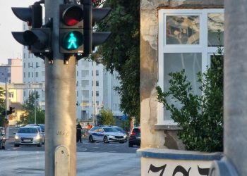 Vozač (25) u raskrižju oduzeo prednost, pa automobil udario u semafor, a dijete teško ozlijeđeno!