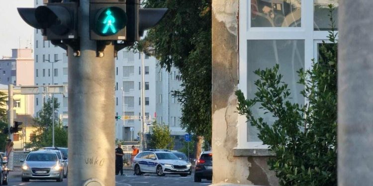 Vozač (25) u raskrižju oduzeo prednost, pa automobil udario u semafor, a dijete teško ozlijeđeno!