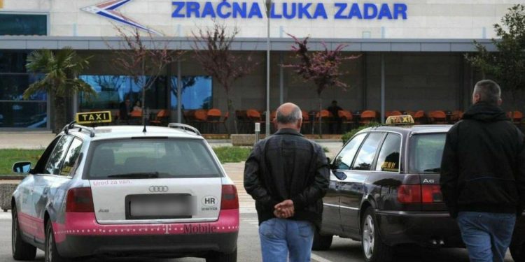 Slobodna Dalmacija – Zbog drame na splitskom aerodromu Irkinja završila u Zadru. Uzela taksi do Splita, cijena je šokirala: Bojala sam se…