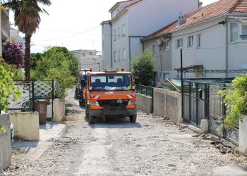 Slobodna Dalmacija – Stanari splitske ulice bijesni zbog radova: ‘Nismo imali pojma, kantama su blokirali ulicu!’ Banovina tvrdi suprotno