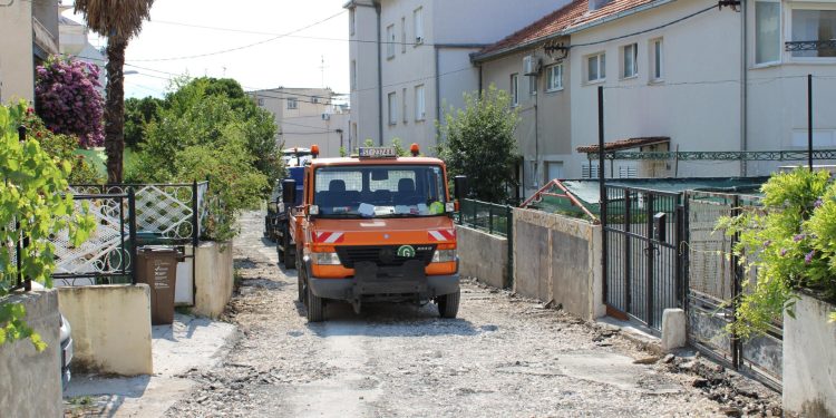 Slobodna Dalmacija – Stanari splitske ulice bijesni zbog radova: ‘Nismo imali pojma, kantama su blokirali ulicu!’ Banovina tvrdi suprotno