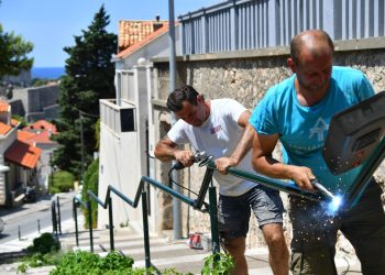 Novi rukohvat nije samo podijelo Put od Bosanke, već i stanovnike Ploča: jedni su ga tražili, drugima nije po volji. Sazvan sastanak sa nadležnima