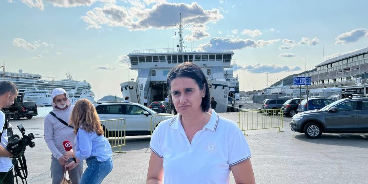 Slobodna Dalmacija – Jadrolinija održala hitnu presicu u Splitu: ‘Na brodu je 340 putnika, kvarovi se događaju’ Znamo gdje će putnici kasnije