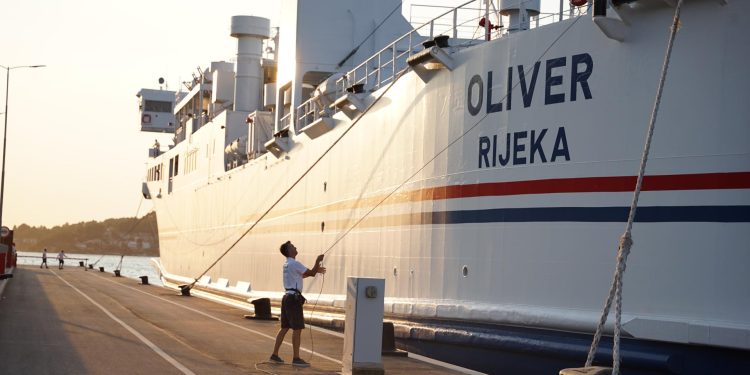 Slobodna Dalmacija – Iz ‘Jadrolinije’ nam potvrdili: koncert u čast Olivera Dragojevića ipak će se održati na trajektu ‘Oliver’