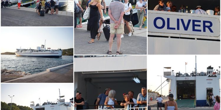 Slobodna Dalmacija – ‘Oliver’ uplovio u luku, putnici izlaze s broda, pjevaju Oliverove pjesme. Evo i fotografije uplovljavanja!