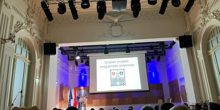 Slobodna Dalmacija – Puljak pred zainteresiranim Splićanima održao javno predstavljanje projekata ‘teških’ četiri milijarde eura