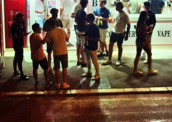 Slobodna Dalmacija – VIDEO Građani u centru Splita svaku večer proživljavaju turistički horor: ‘Prolaze u kolonama, povraćaju, uriniraju…’