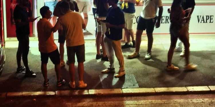 Slobodna Dalmacija – VIDEO Građani u centru Splita svaku večer proživljavaju turistički horor: ‘Prolaze u kolonama, povraćaju, uriniraju…’